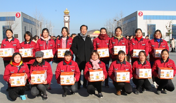 老板頒獎照片-尺寸600.jpg 老板頒獎照片-尺寸600.jpg